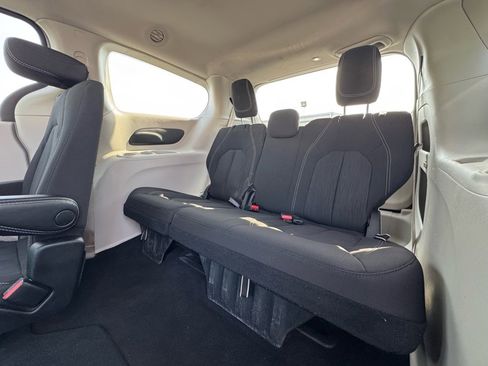 Used 2023 Chrysler Voyager LX image 21