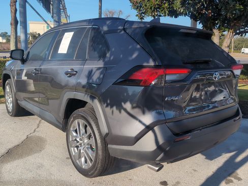 Used 2022 Toyota RAV4 XLE Premium image 8