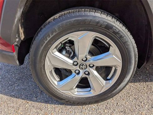 Used 2021 Toyota RAV4 XLE Premium image 14