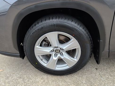 Used 2024 Toyota Highlander LE image 3