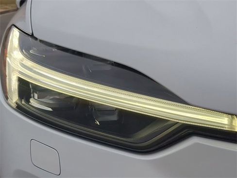 Used 2022 Volvo XC60 B5 Momentum w/ Advanced Package image 9