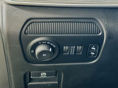 Used 2024 Jeep Wagoneer L Series II w/ Convenience Group I AWD/4WD image 15