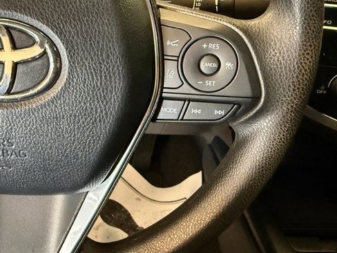 Used 2018 Toyota Camry LE FWD image 11