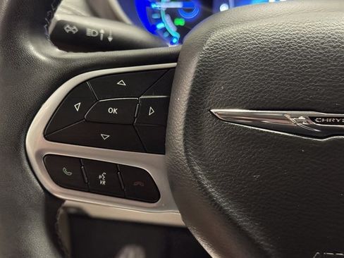 Used 2022 Chrysler Pacifica Touring-L FWD image 25