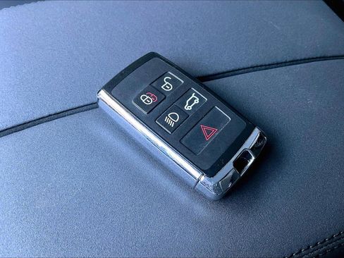 Used 2025 Land Rover Range Rover Velar Dynamic SE image 10