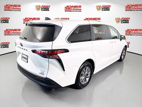 Certified 2021 Toyota Sienna XLE FWD image 17