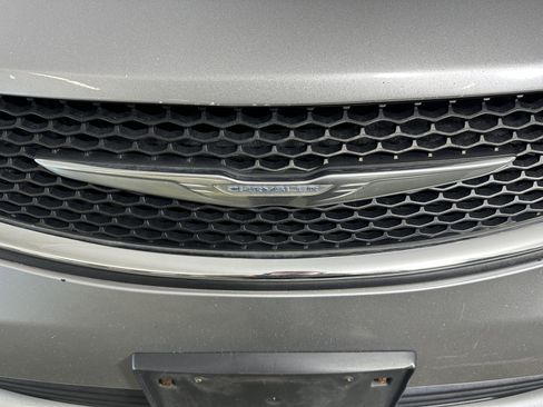 Used 2017 Chrysler Pacifica Touring w/ Tire & Wheel Group FWD image 9