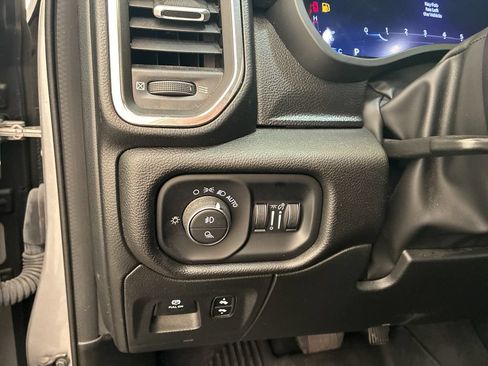 Used 2024 RAM 1500 Laramie AWD/4WD image 27