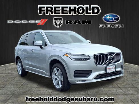 Used 2022 Volvo XC90 T6 Momentum image 1