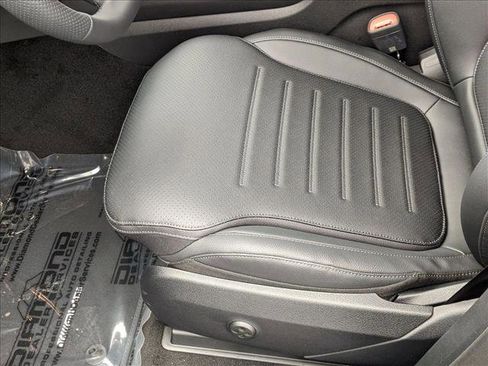 Used 2025 Mercedes-Benz GLC 300 4MATIC image 4