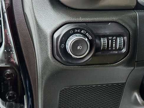 Used 2018 Jeep Wrangler Unlimited Sahara w/ Cold Weather Group AWD/4WD image 10