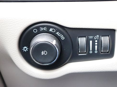 Used 2024 Chrysler Pacifica Touring-L FWD image 50