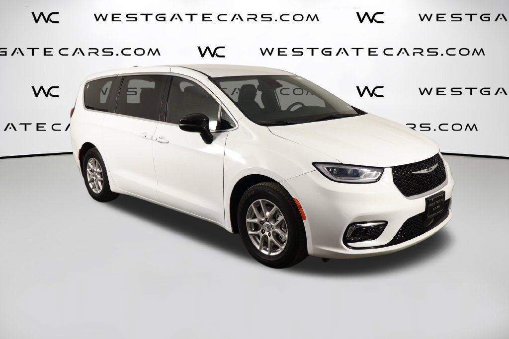 Used 2025 Chrysler Pacifica Select FWD image 47