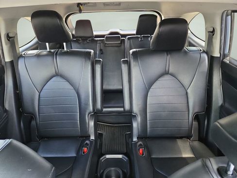 Used 2020 Toyota Highlander XLE AWD/4WD image 25