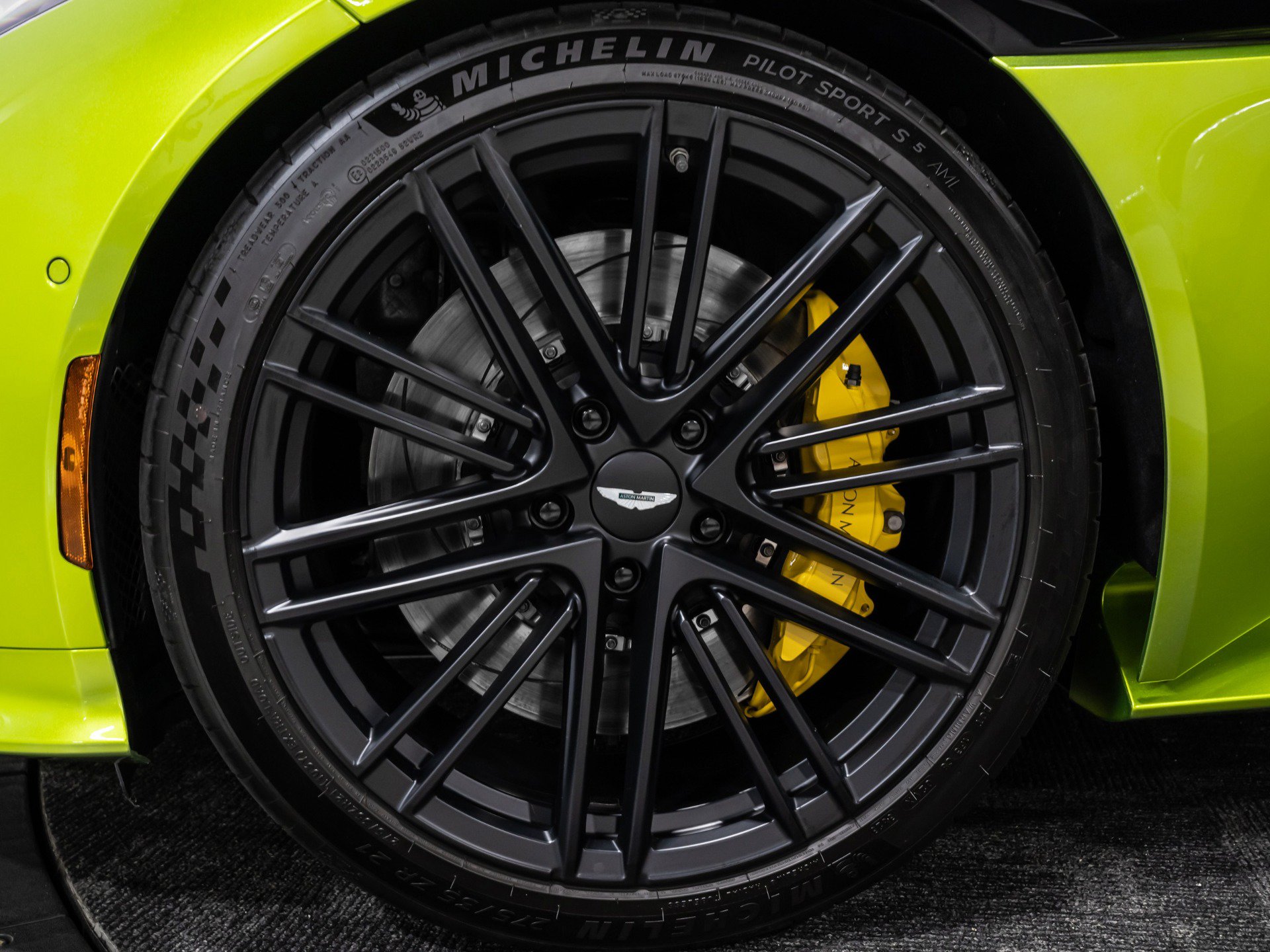 Used 2024 Aston Martin DB12 Coupe RWD image 29