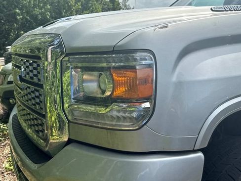 Used 2018 GMC Sierra 2500 Denali w/ Duramax Plus Package AWD/4WD image 10