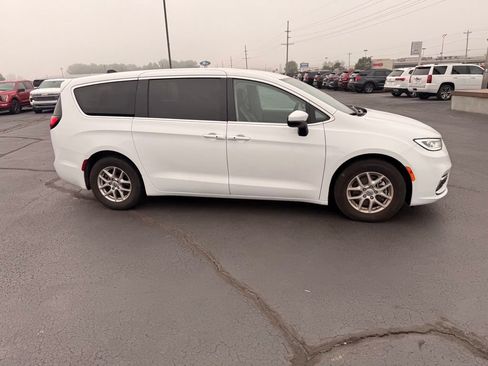 Used 2023 Chrysler Pacifica Touring-L FWD image 8