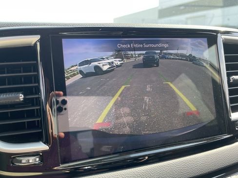 Used 2023 Chrysler Pacifica Touring-L FWD image 14