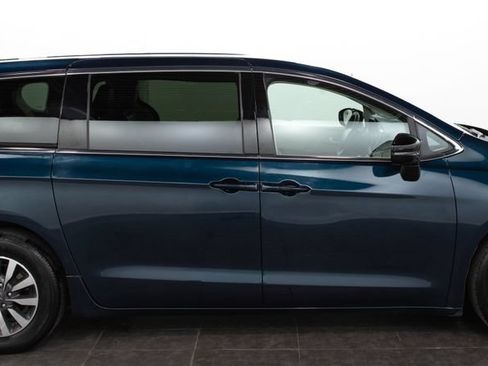 Used 2024 Chrysler Pacifica Limited FWD image 18