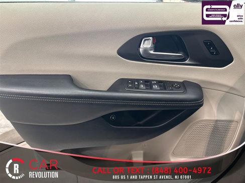 Used 2024 Chrysler Pacifica Limited FWD image 65