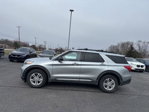 Used 2023 Ford Explorer XLT w/ Equipment Group 202A image 4