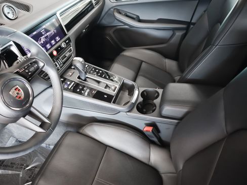 Used 2025 Porsche Macan image 20