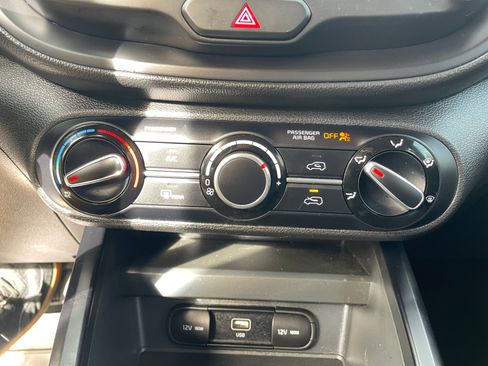 Used 2023 Kia Soul LX w/ LX Technology Package image 11