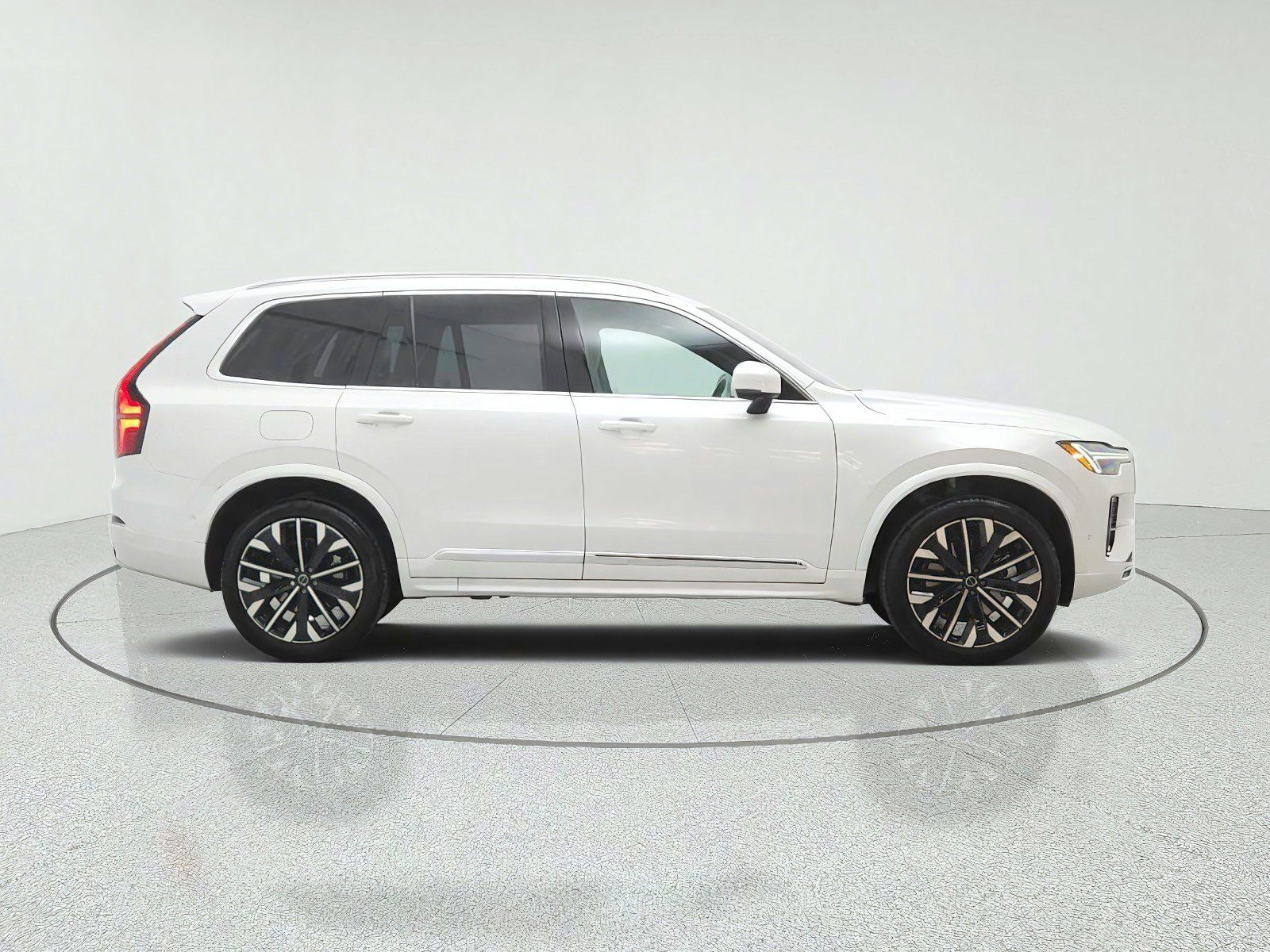 Used 2026 Volvo XC90 T8 Plus w/ Protection Package Premier AWD/4WD image 4