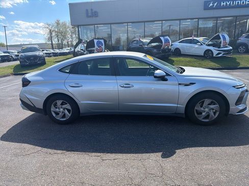 Used 2025 Hyundai Sonata SE FWD image 2