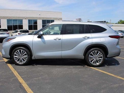 Used 2023 Toyota Highlander Platinum FWD image 7
