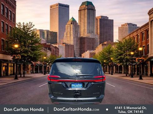 Used 2025 Chrysler Pacifica Limited w/ Trailer Tow Group FWD image 5
