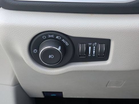 Used 2024 Chrysler Pacifica Touring-L FWD image 16