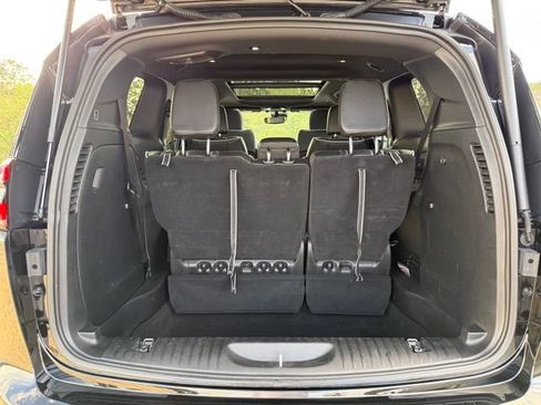 Used 2025 Chrysler Pacifica Limited image 29