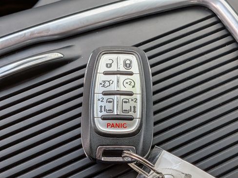 Used 2024 Chrysler Pacifica Touring-L FWD image 36