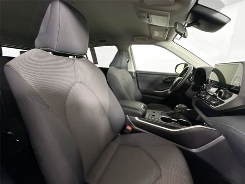Used 2024 Toyota Highlander LE image 39