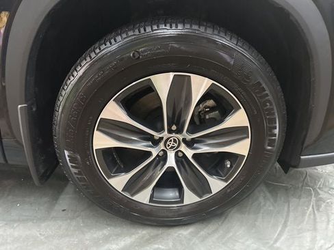 Used 2023 Toyota Highlander XLE FWD image 25