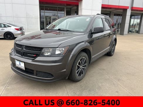 Used 2017 Dodge Journey SE w/ Flexible Seating Group image 2