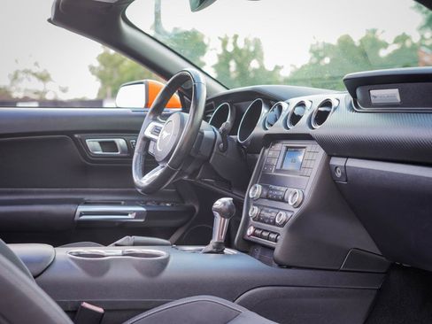 Used 2021 Ford Mustang Convertible RWD image 9