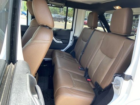 Used 2017 Jeep Wrangler Unlimited Sahara w/ Connectivity Group AWD/4WD image 16