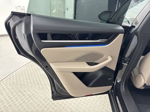 Certified 2025 Porsche Macan Electric image 34