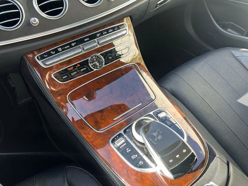 Used 2020 Mercedes-Benz E 350 Sedan image 4