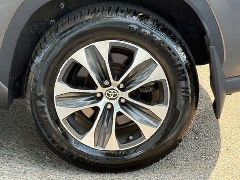Used 2023 Toyota Highlander XLE AWD/4WD image 7
