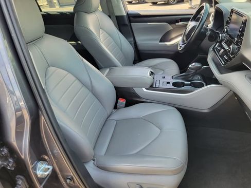 Used 2021 Toyota Highlander XLE FWD image 21