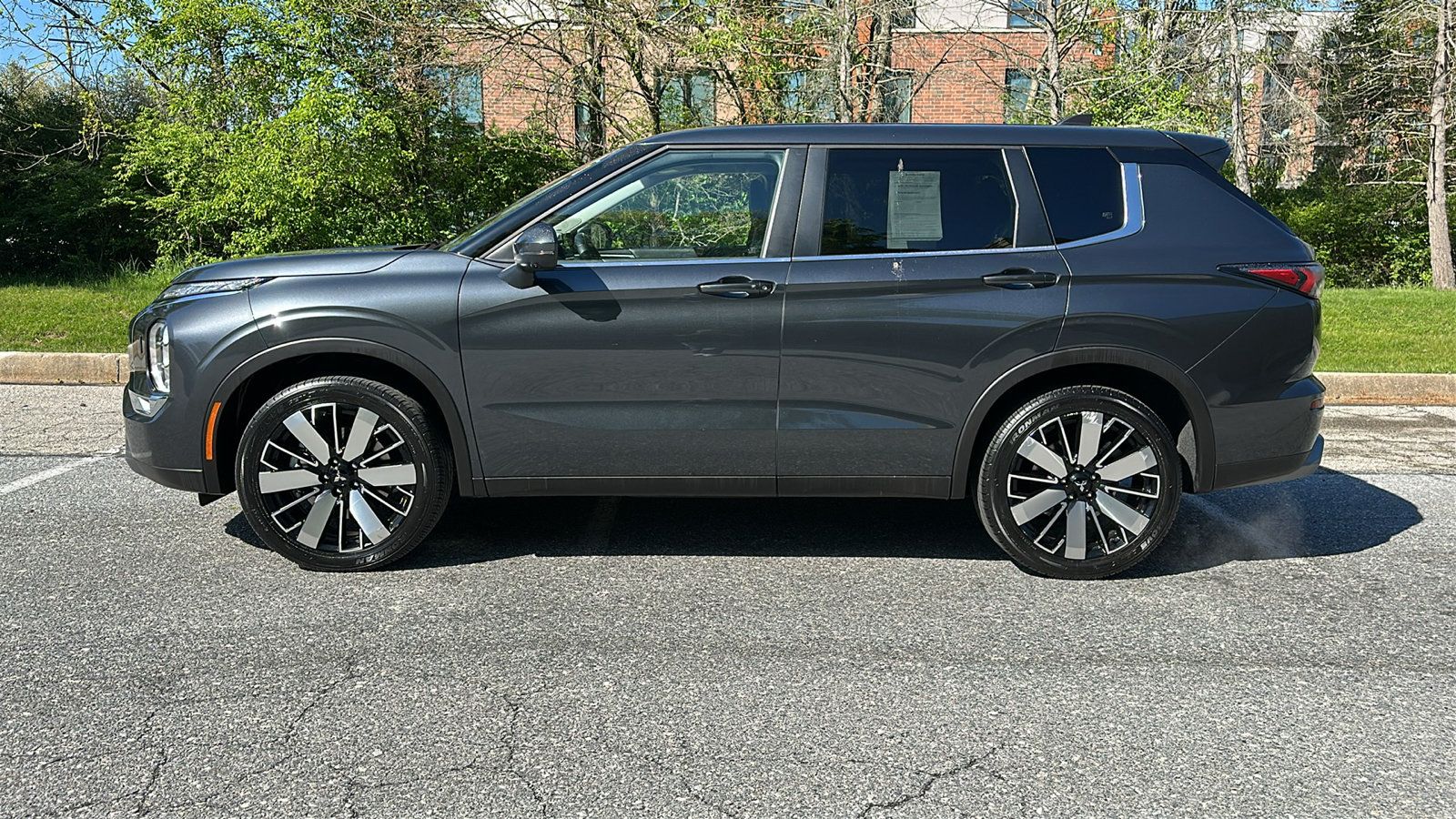 Used 2025 Mitsubishi Outlander AWD image 29