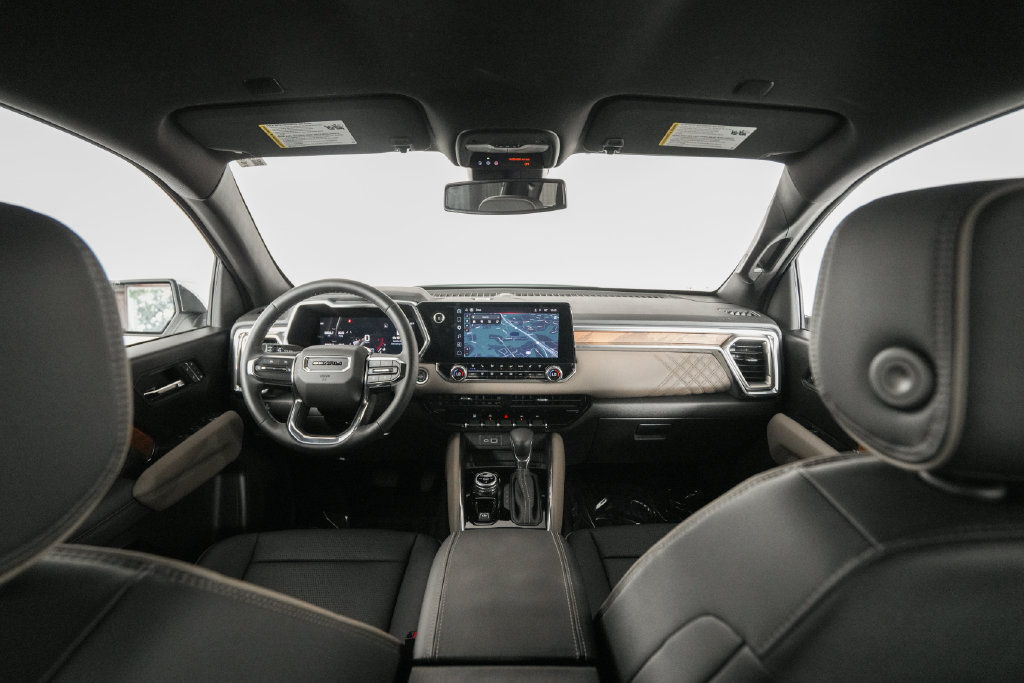 Used 2025 GMC Canyon Denali AWD/4WD image 16