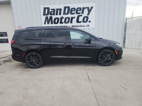 New 2026 Chrysler Pacifica Select w/ S Appearance Package image 11