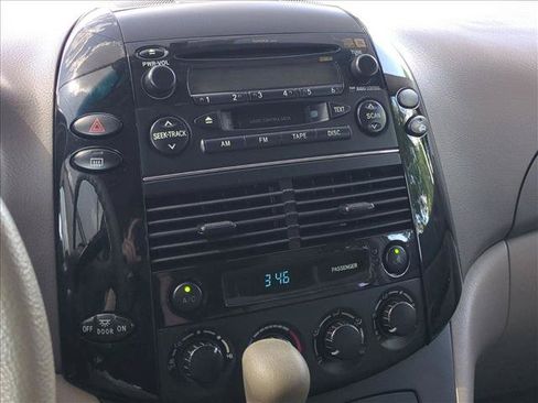 Used 2004 Toyota Sienna LE w/ LE Pkg 6 FWD image 11