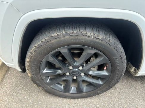 Used 2017 Jeep Grand Cherokee Altitude AWD/4WD image 3