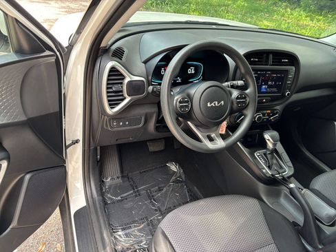 Used 2025 Kia Soul LX w/ LX Technology Package FWD image 32