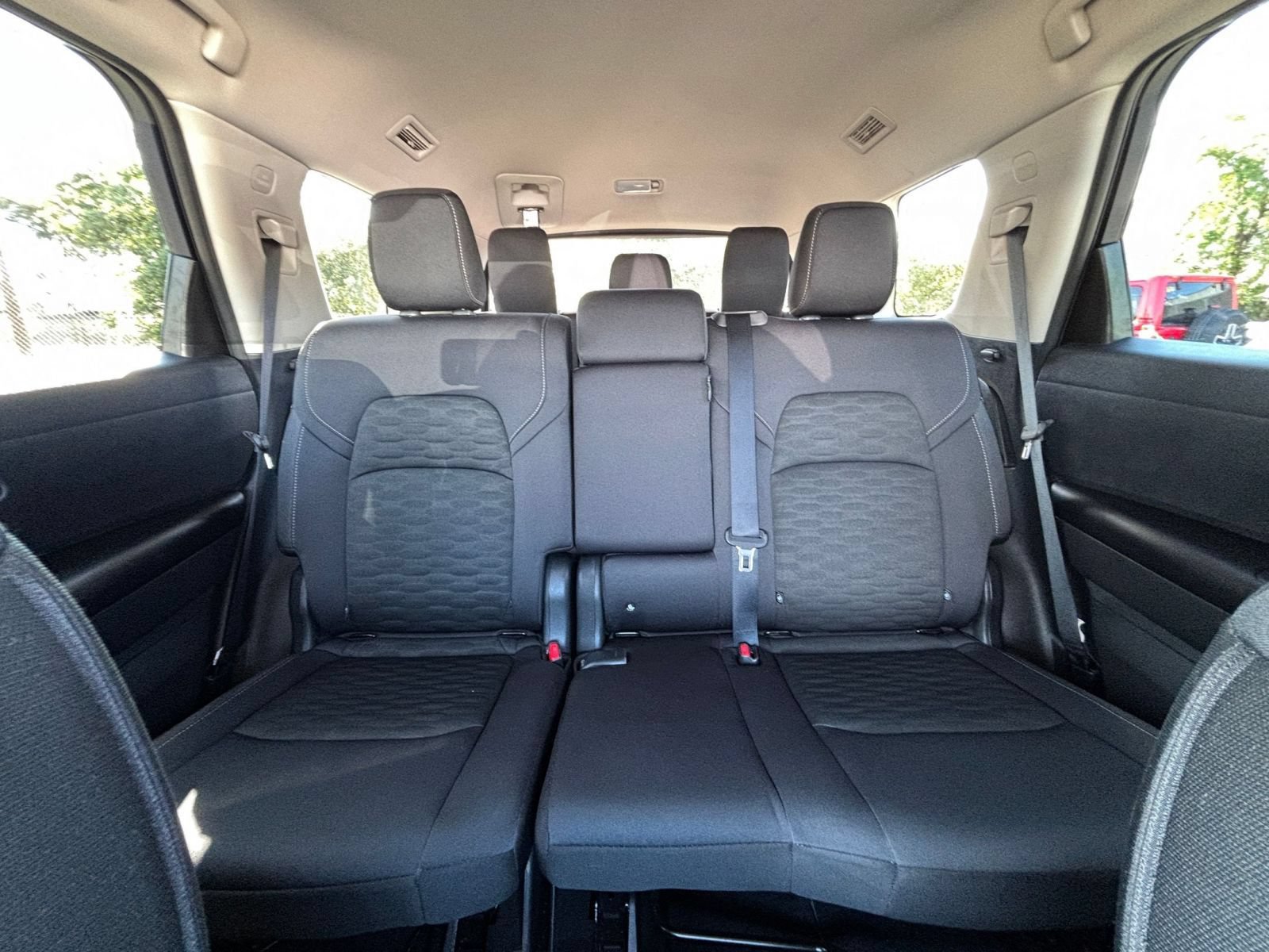 Used 2025 Nissan Pathfinder SV FWD image 40